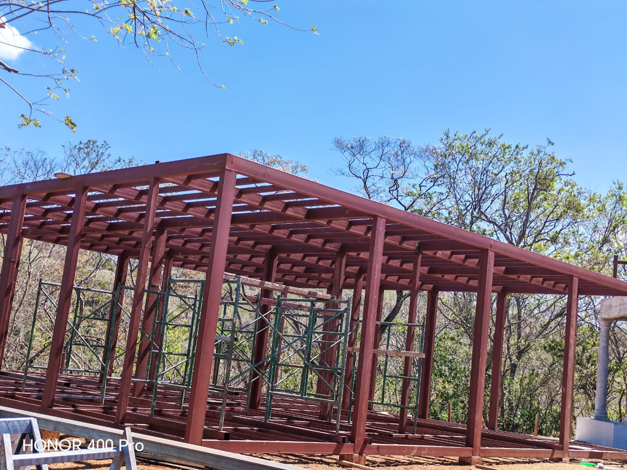 Estructura metálica de una construcción en proceso al aire libre.